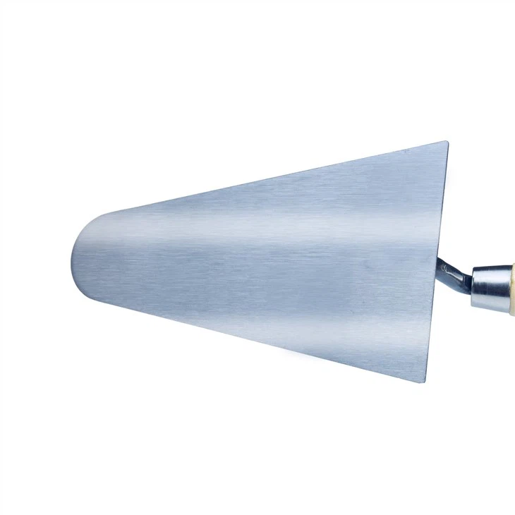 مجرفة من الفولاذ الكربوني للبناء من SALI بمقبض خشبي من الدرجة الأولى